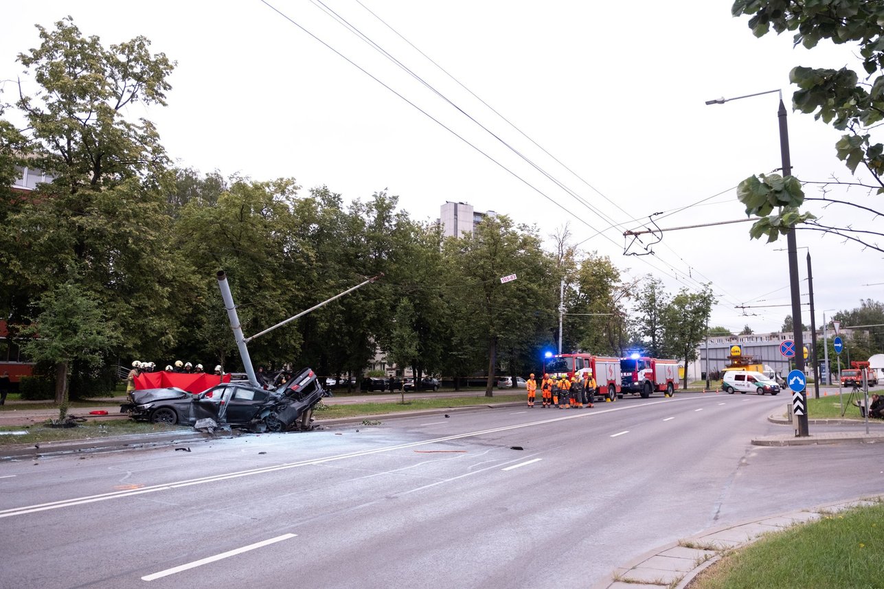 Vilniuje BMW nesuvaldžiusi mergina užmušė du žmones