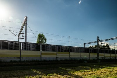 Triukšmo slopinimo sienelė su saulės elektrine
