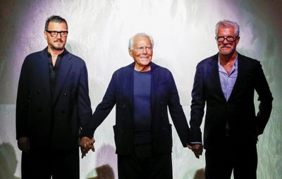 Italų dizaineris Giorgio Armani kartu su Leo Dell'Orco ir Gianluca Dell'Orco sulaukia aplodismentų 2025 m. pavasario/vasaros kolekcijos pristatymo pabaigoje Milano mados savaitės metu.