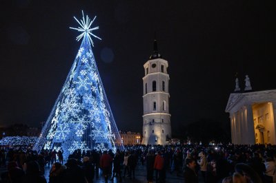 Vilnius, 2021 m. lapkričio 27 d. (ELTA). Vilniaus Katedros aikštėje įžiebta kalėdinė eglė. Dainiaus Labučio (ELTA) nuotr.