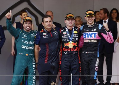 Max Verstappen (viduryje), Fernando Alonso (kairėje), Estebanas Oconas (dešinėje)