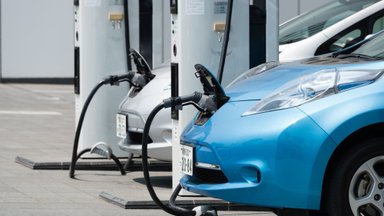 Svarstančiųjų persėsti į elektromobilį ABC: ką būtina žinoti apie sutaupytus degalus, lengvatas ir finansinę paramą