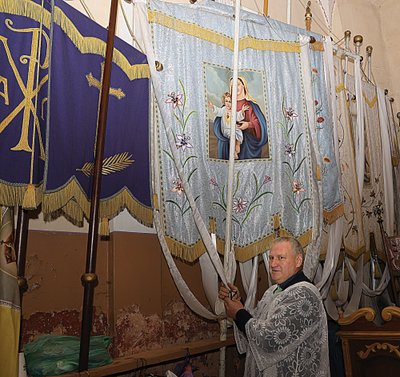 Eugenijus parodo liturgines vėliavas: – Pačių didžiųjų jau nebenešam – nebėra stiprių vyrų, kurie galėtų jas pakeltų.