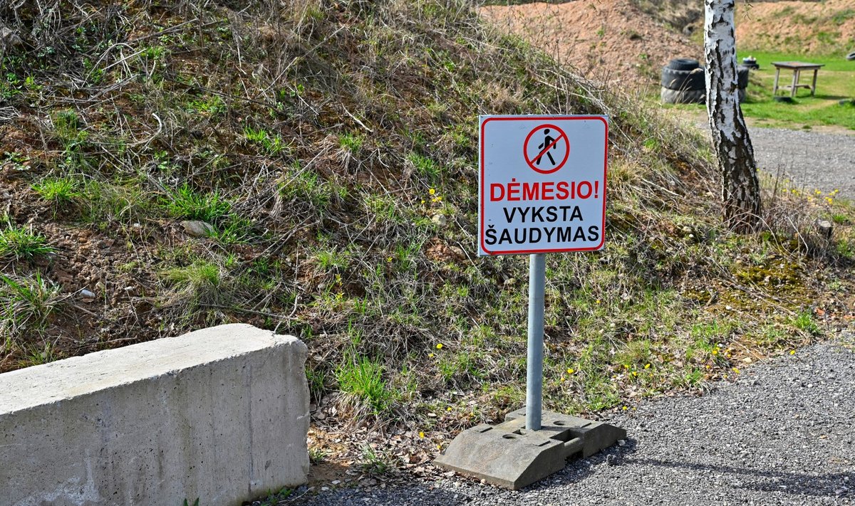 Vos už puskilometrio įsikūrusiems šaudyklos kaimynams baisu net ir į savo kiemą išeiti