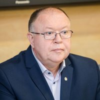 Prie Seimo nario namo šviežiai klojamas asfaltas žmonėms ėmė badyti akis
