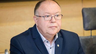 Prie Seimo nario namo šviežiai klojamas asfaltas žmonėms ėmė badyti akis
