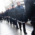 Prison officers hold rally outside Seimas over pay, tense work atmosphere