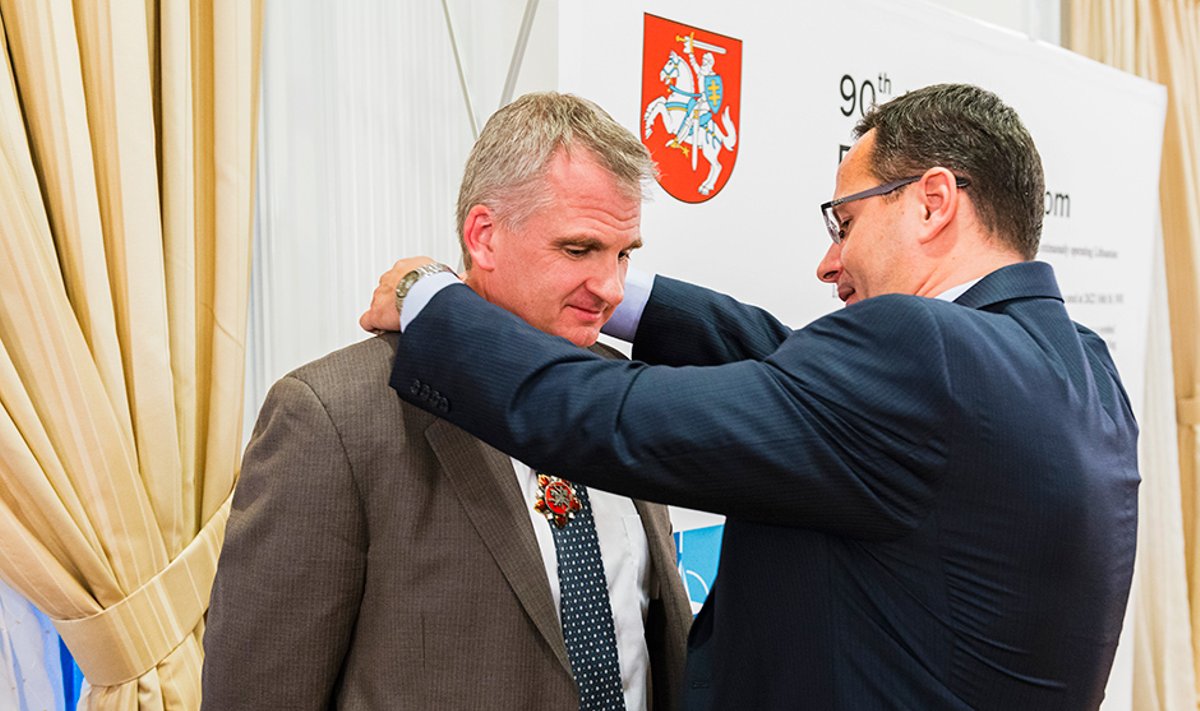 Lithuanian Diplomatic Star being awarded to Professor Snyder Photo Ludo Segers