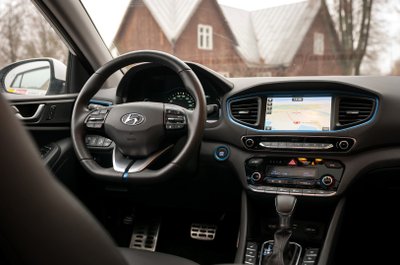 "Hyundai Ioniq"