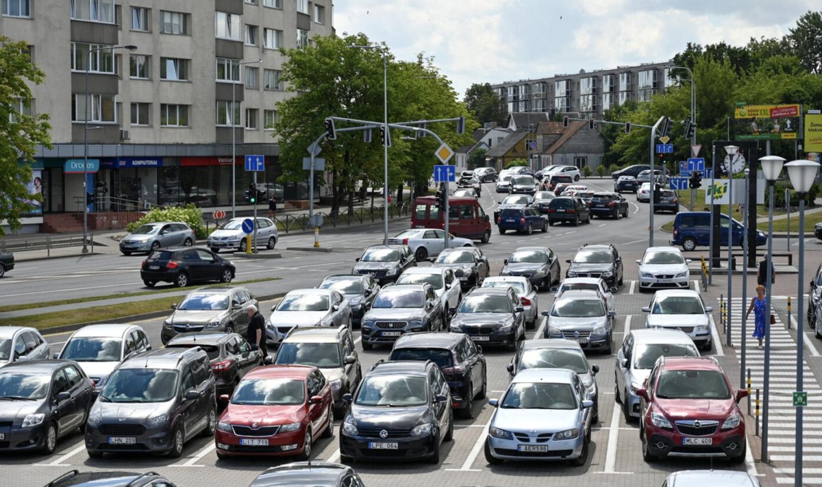 Nemokamo automobilių statymo Panevėžio centre era baigėsi