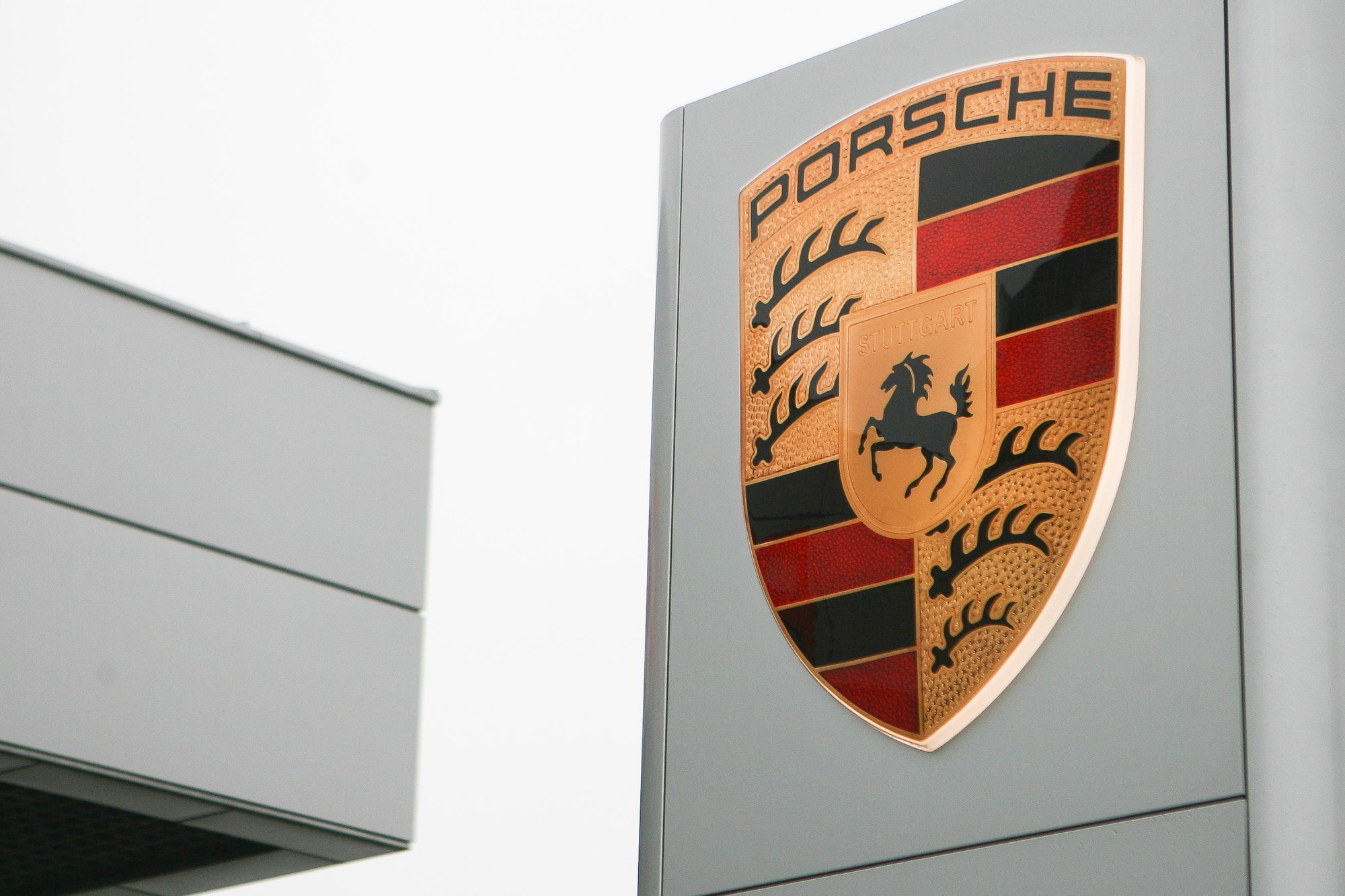„Porsche“ biuruose – kratos: biurus ir darbuotojų namus krėtė 200 ...