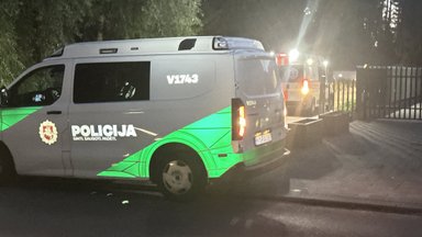 Savaitės kriminalai. Išpuolis Selo kieme, suniokoti Vilniaus autobusai ir taranuotas medikų automobilis