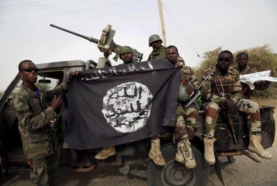 Nigerijos kariai laiko „Boko Haram“ kovotojų vėliavą