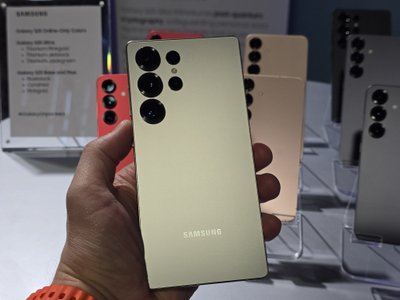 „Samsung“ pristatė naujuosius išmaniųjų telefonų flagmanus „Galaxy S25“