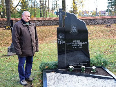 Joniškėlio bažnyčios šventoriuje palaidotas tragiškai žuvęs Eugenijaus brolis, kunigas Egidijus Giedraitis.