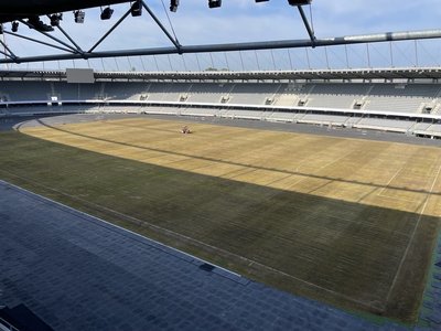 Dariaus ir Girėno stadiono veja po Edo Sheerano koncertų