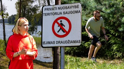 Kristina Pocytė-Medutė ir Tomas Janonis Bebrusų ežero pakrantėje