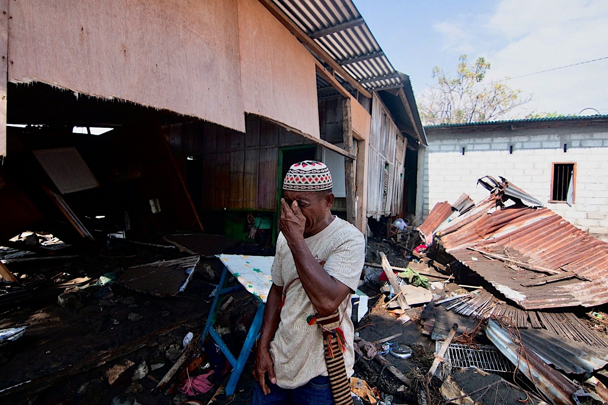 Indonesian rescuers search for survivors after earthquake