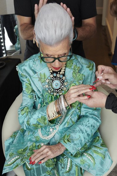 „H&M“ ir šimtametė mados ikona Iris Apfel kuria bendrą kolekciją