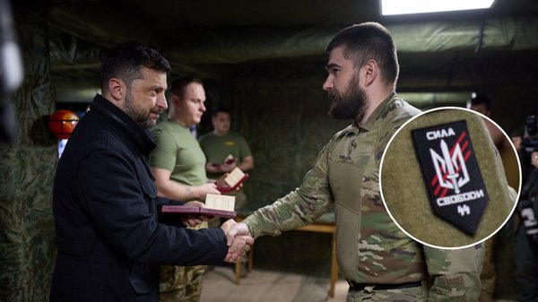 Ką reiškia ant dalies ukrainiečių uniformų matomi simboliai, panašūs į nacių SS?