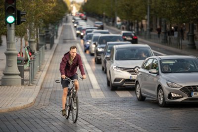 Liko siūlymas laikytis privalomo atstumo lenkiant dviratininkus.