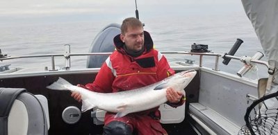 „Vaišinau ir draugus, ir giminaičius ir pats nuolat šią lašišą valgiau ilgiau nei pusmetį. Buvo reikalų, kol ją supjausčiau ir apdorojau. Vien galva svėrė 3 kg 200 g“