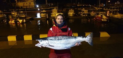 Aivaras Kimbirauskas su savo sugauta 19 kg 310 g lašiša, kurios ilgis - 119 cm