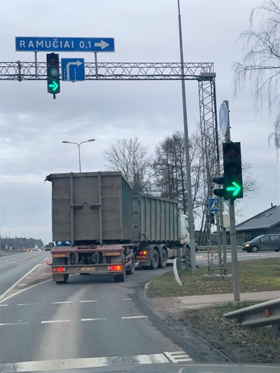 Sunkiasvoris transportas pastebėtas važiuojantis pro Ramučius / „Ramučių gyventojai“ nuotr.