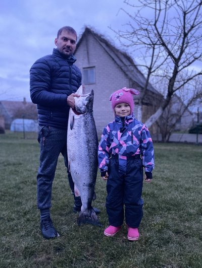 Aivaras Kimbirauskas su savo sugauta 19 kg 310 g lašiša, kurios ilgis - 119 cm. „Nuotraukoje matote, kad ši mano sugauta lašiša - net ilgesnė, nei mano šešerių metukų dukrelė Emilija“