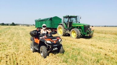 Traktorius ūkiuose ir soduose vis dažniau keičia keturračiai, pasakė kokius darbus su jais galima atlikti  