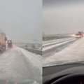 На трассе A5 из-за града остановилось движение: водители прятались под мостами
