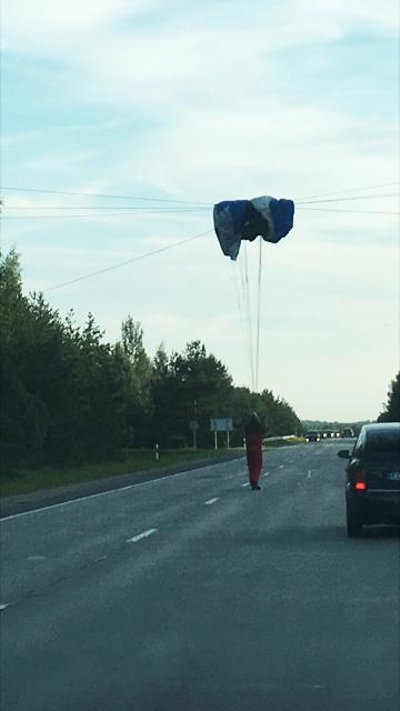 Už elektros laidų užsikabinęs parasparnis