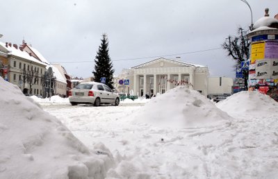 2004 Vilnius, sausio 2 d. (ELTA). Gausiai pasnigus sostinės komunalinėms tarnyboms darbų per akis.