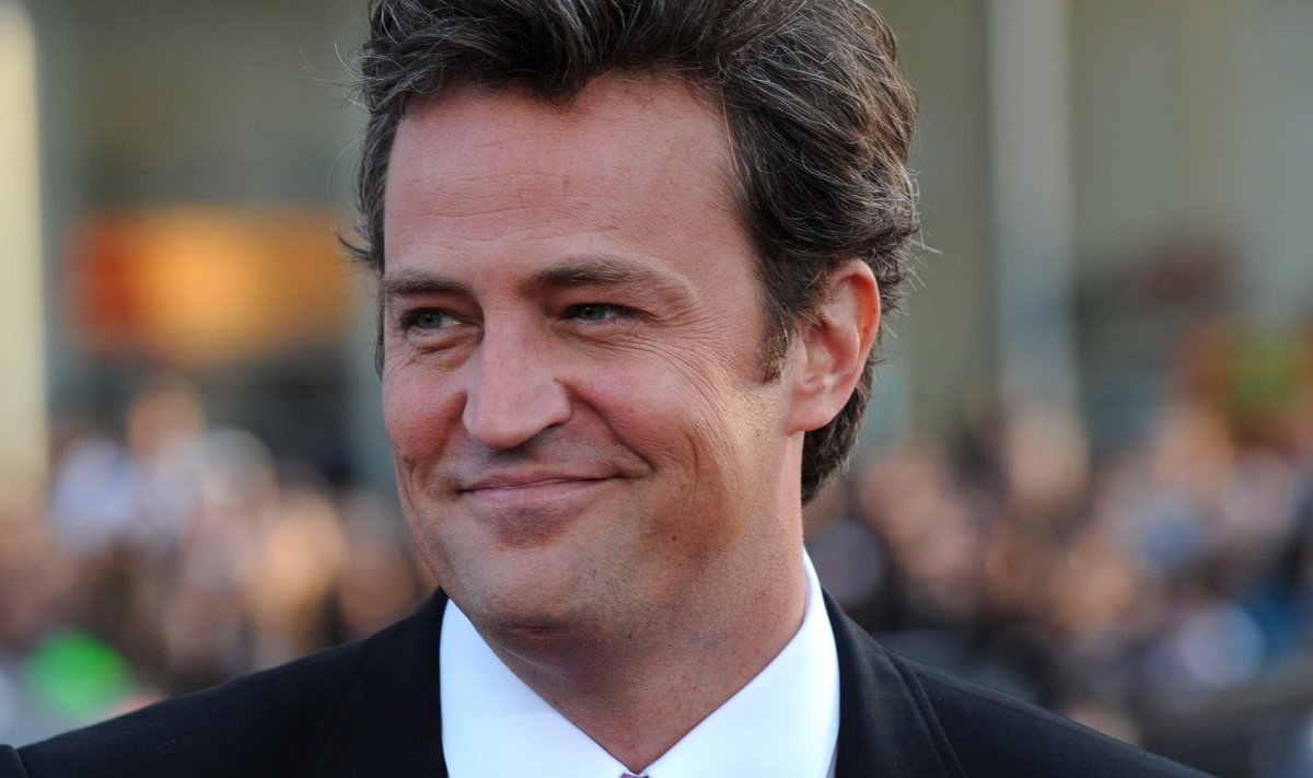 Matu Perry Parodė Matthew Perry kapą: pagaliau jį papuošė atminimo lenta - Delfi ...