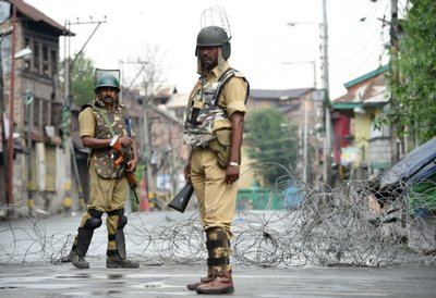 Indijos kariai ir vietos sukarintos organizacijos patruliuoja Kašmyro pasienyje. Čia itin dažni ugnies apsikeitimai su Pakistano pajėgomis ir vietos sukilėliais