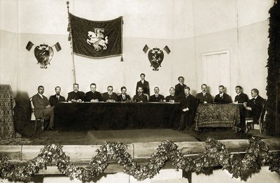 Vilniuje 1917 m. rugsėjo 18–22 d. vykusios Lietuvių konferencijos prezidiumas. Iš kairės sėdi: P. Bugailiškis, K. Bizauskas, K. Šaulys, J. Staugaitis, J. Basanavičius, S. Kairys, A. Smetona, J. Vileišis, P. Dogelis, J. Paknys, J. Šaulys, M. Biržiška, J. Stankevičius, P. Klimas