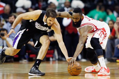 Omri Casspi ir Jamesas Hardenas