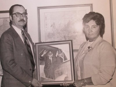 S. Balzekas įteikia N. Dariūtei-Maštarienei įžymiosios "Chicago Tribune" fotografo S. Dariaus ir S. Girėno nuotraukos kopiją / Gražinos Kristinos Sviderskytės nuotr.