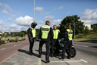 Pareigūnai su motociklais