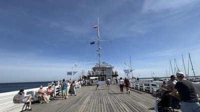 Sopoto tiltas į jūrą ir gale jo matoma restoraninė erdvė „Meridian Molo“