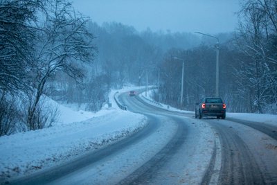 Ankstyvas rytas snieguotose Vilniaus gatvėse