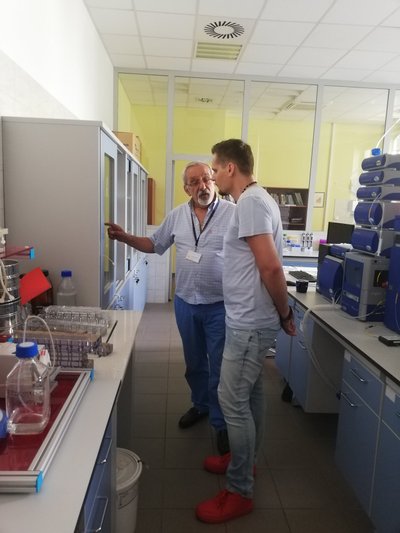 Prof. habil. dr. Boguslaw Buszewski ir tyrėjas Nerijus Dzingelevičius aptaria projekto veiklas
