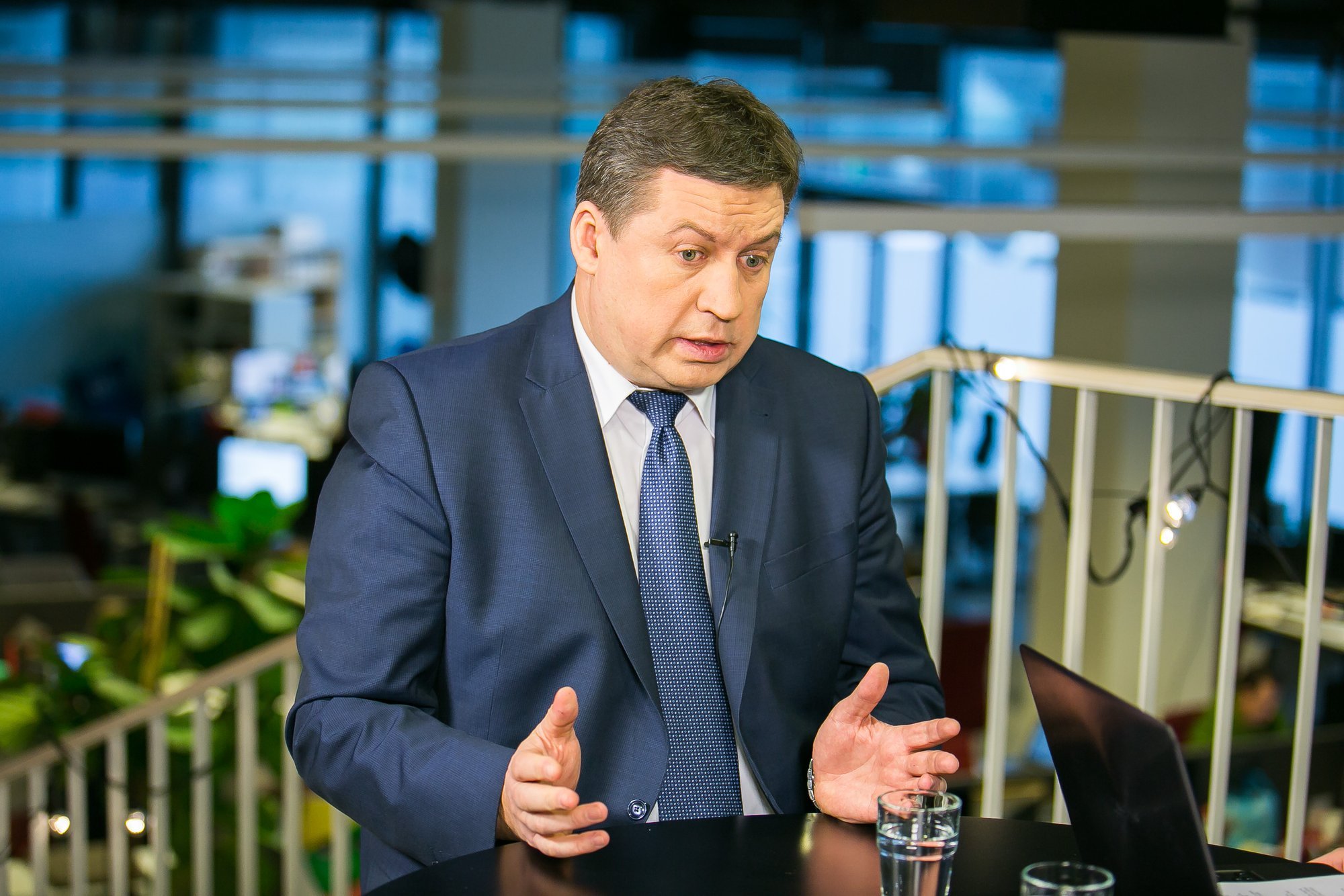 Kariuomenė iš „auksinius šaukštus“ pardavusių verslininkų toliau perka ...