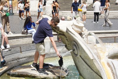 Turistas vėsina kepurę