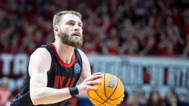 Radzevičius – tarp penkių geriausių FIBA Čempionų lygos žaidėjų