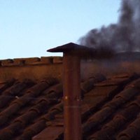Iš Siksto koplyčios kamino po pirmojo balsavimo pasirodė juodi dūmai
