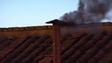 Iš Siksto koplyčios kamino po pirmojo balsavimo pasirodė juodi dūmai