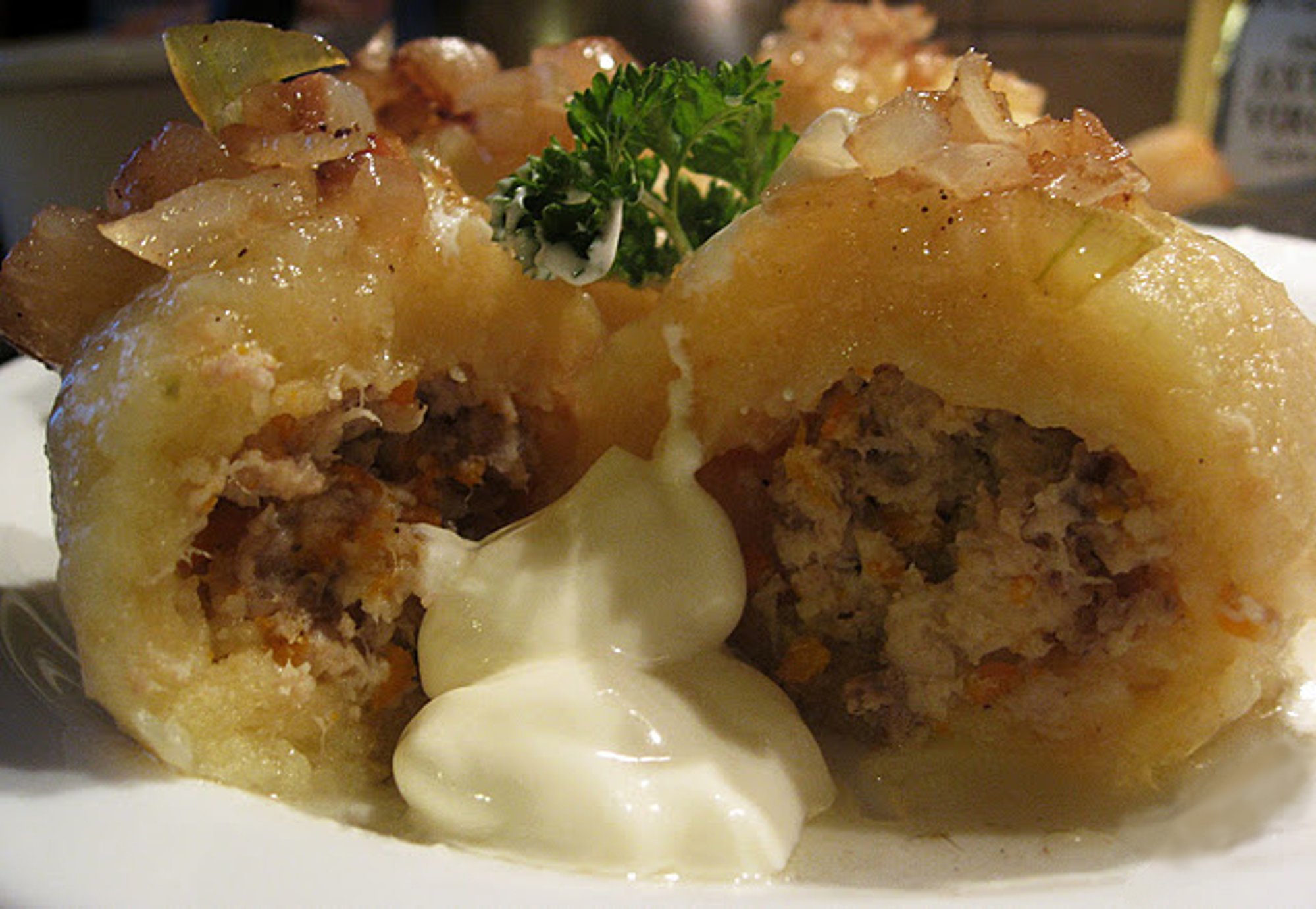 Литовское блюдо цеппелины. Цеппелин блюдо. Цеппелин картошка. Литовское национальное блюдо цеппелины. Намятыши из вареной картошки.