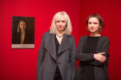 Patricija Jurkšaitytė ir parodos kuratorė Asta Vaičiulytė