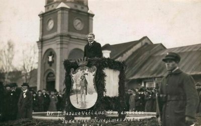 Lietuvos Respublikos Prezidentas K. Grinius sako kalbą dr. J. Basanavičiaus 75-mečio minėjimo metu Karo muziejaus sodelyje. 1926 m. lapkričio 23 d.